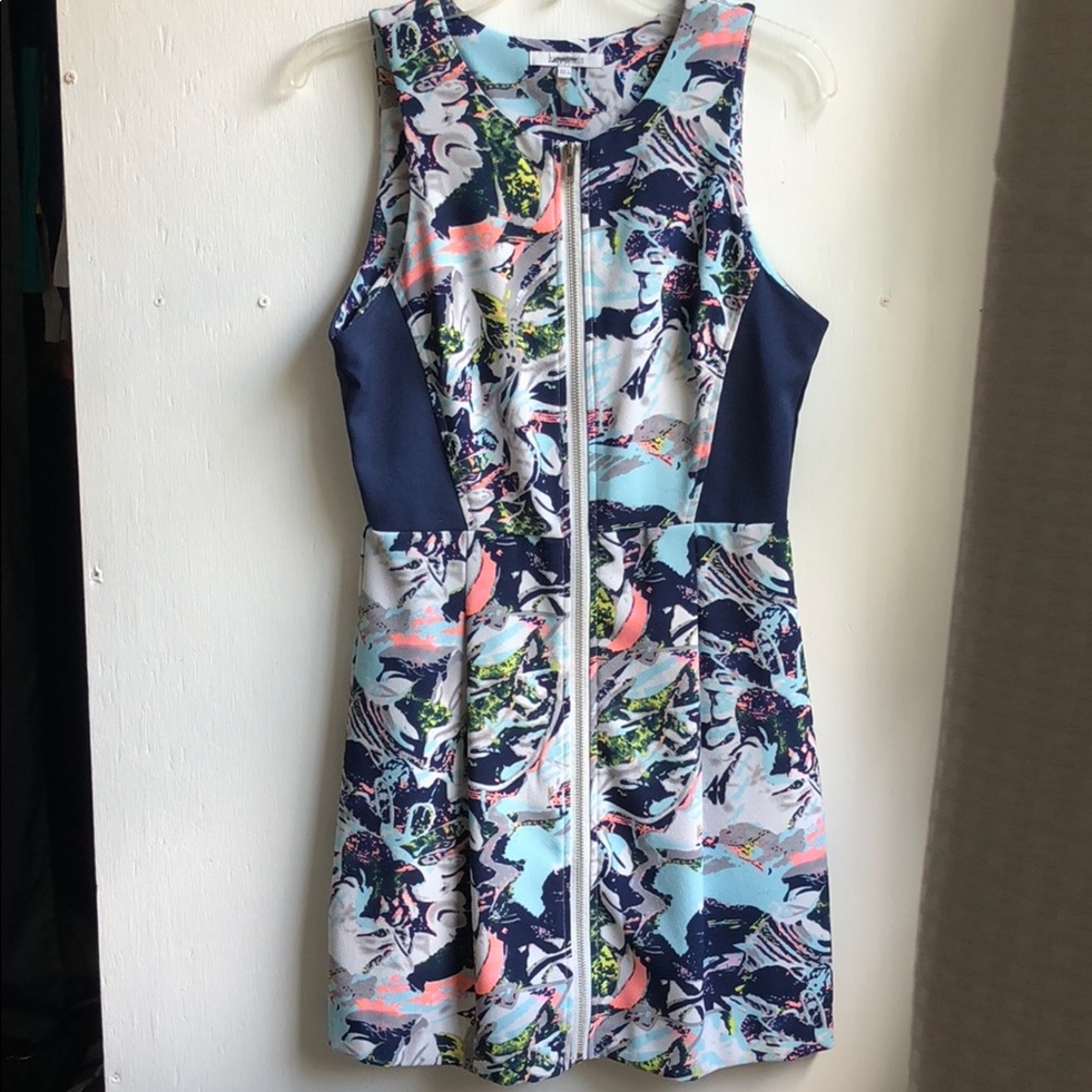 Abstract dress with zipper.